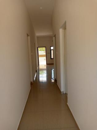 Vende-se este bal vivenda, tipo3 no bairro de laulane muito próximo ao mercado laulane a 120 metros da Rua da Beira