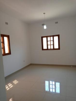 Vende-se este bal vivenda, tipo3 no bairro de laulane muito próximo ao mercado laulane a 120 metros da Rua da Beira