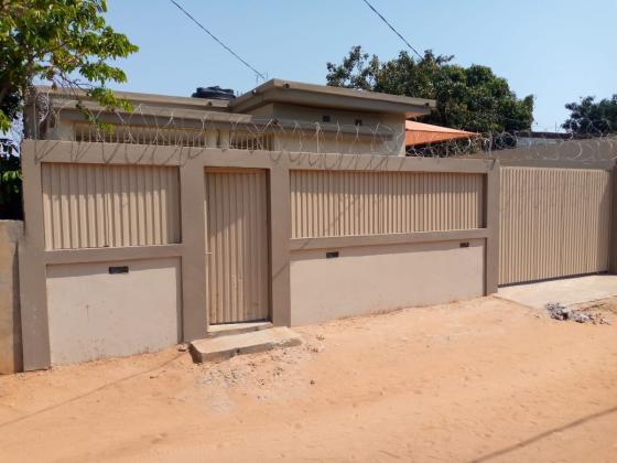 Vende-se este bal vivenda, tipo3 no bairro de laulane muito próximo ao mercado laulane a 120 metros da Rua da Beira