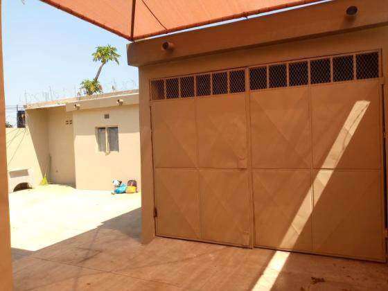 Vende-se este bal vivenda, tipo3 no bairro de laulane muito próximo ao mercado laulane a 120 metros da Rua da Beira