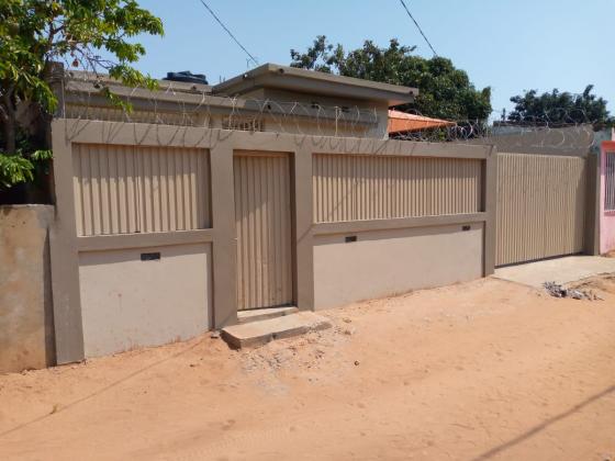 Vende-se este bal vivenda, tipo3 no bairro de laulane muito próximo ao mercado laulane a 120 metros da Rua da Beira