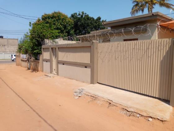 Vende-se este bal vivenda, tipo3 no bairro de laulane muito próximo ao mercado laulane a 120 metros da Rua da Beira