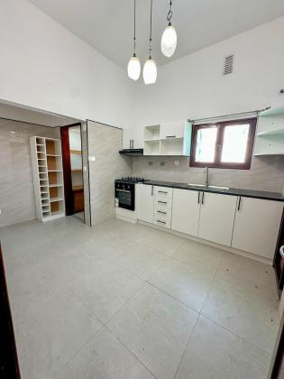 Arrenda-se um apartamento tipo 3 na Amilcar Cabral casa limpa e com estacionamento para 2 viaturas