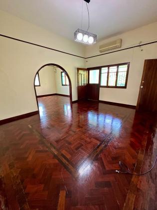 Arrenda-se um apartamento tipo 3 na Amilcar Cabral casa limpa e com estacionamento para 2 viaturas