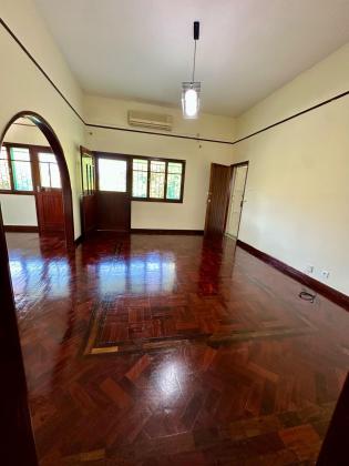 Arrenda-se um apartamento tipo 3 na Amilcar Cabral casa limpa e com estacionamento para 2 viaturas