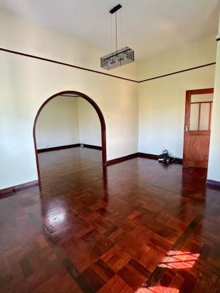 Arrenda-se um apartamento tipo 3 na Amilcar Cabral casa limpa e com estacionamento para 2 viaturas