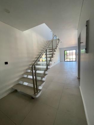 ARRENDA-SE MORADIA T3, 3WC, PISCINA,  NO CONDOMÍNIO SUPER MARÉS.