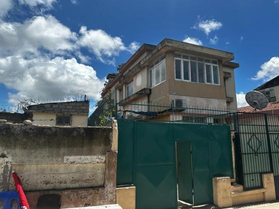 Vendo Moradia Geminada T3 no Alto-maé com quintal grande + anexo com wc