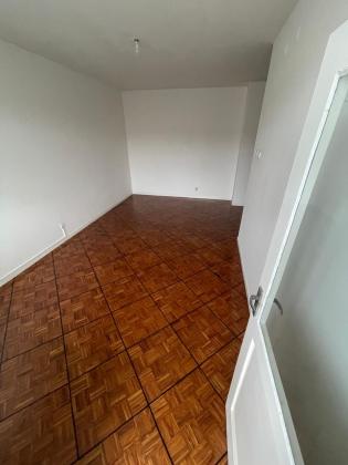 Arrendo Apartamento T2 na Polana Rua do Kassuende prédio curto