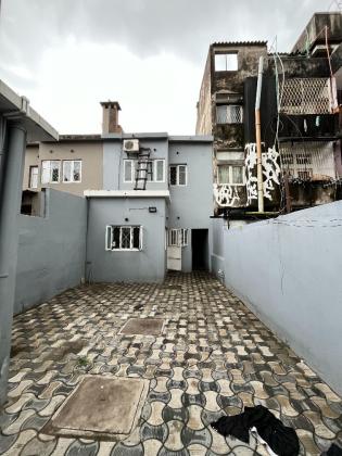 Vendo Moradia Geminada T3 R/chão & 1°andar no Cemitério de Lhanguene.