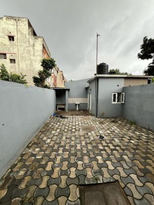 Vendo Moradia Geminada T3 R/chão & 1°andar no Cemitério de Lhanguene.