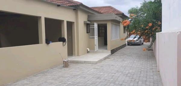 Arrenda-se Casa Tipo 3 na Matola