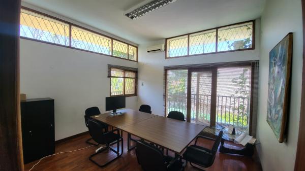Moradia Geminada tipo-4 com 2wc's na Sommerschield1