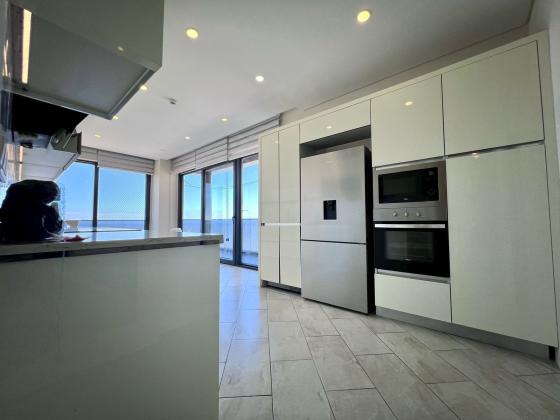 VENDE-SE NOVO E  LUXUOSO APARTAMENTO T-3, 2 SUÍTES, WC'S E COZINHA MODERNAS NA POLANA NUM EDIFÍCIO NOVO COM VISTA AO MAR A 28.000.000 MTS