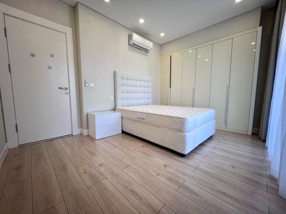 VENDE-SE NOVO E  LUXUOSO APARTAMENTO T-3, 2 SUÍTES, WC'S E COZINHA MODERNAS NA POLANA NUM EDIFÍCIO NOVO COM VISTA AO MAR A 28.000.000 MTS