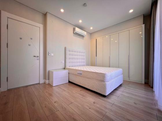 VENDE-SE NOVO E  LUXUOSO APARTAMENTO T-3, 2 SUÍTES, WC'S E COZINHA MODERNAS NA POLANA NUM EDIFÍCIO NOVO COM VISTA AO MAR A 28.000.000 MTS