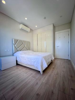 VENDE-SE NOVO E  LUXUOSO APARTAMENTO T-3, 2 SUÍTES, WC'S E COZINHA MODERNAS NA POLANA NUM EDIFÍCIO NOVO COM VISTA AO MAR A 28.000.000 MTS