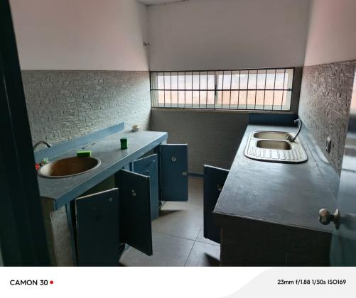 Armazem 800m2 na Baixa Cfm