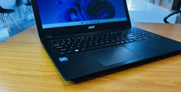 Acer Acer Aspire 315-31 Intel Celeron N3350 2GB DDR4 SDRAM ,500 GB SSHD , 15.6 Display FHD ,intel UHD Graphics , Bateria Excelente 4Horas + Carregador