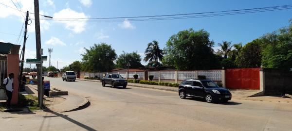 CONDOMINIO NA BERMA DA ESTRADA-BAIRRO DE LAULANE-AV.DOM ALEXANDRE-PROXIMO A DONA ALICE-842641512  Mais um novo pequeno condomínio a nascer no bairro d