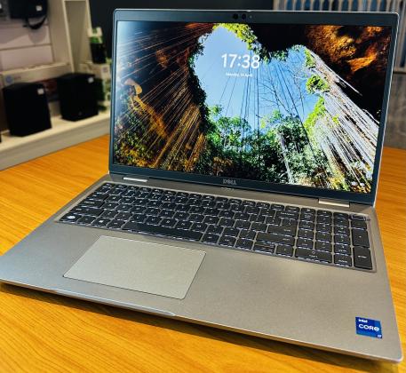 Dell Latitude 5521  UltraBook Machine 11 TH Generation  Intel Core i7-11850H  2.50GHZ  (16 CPUS ) 16 GB DDR4 SDRAM ,512 GB SSD  Intel UHD Graphics , 1