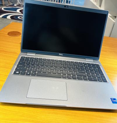 Dell Latitude 5521  UltraBook Machine 11 TH Generation  Intel Core i7-11850H  2.50GHZ  (16 CPUS ) 16 GB DDR4 SDRAM ,512 GB SSD  Intel UHD Graphics , 1