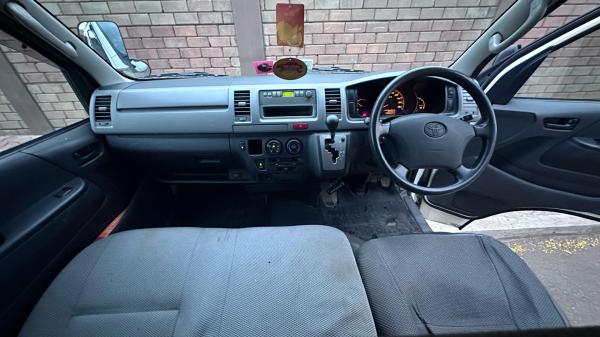 TOYOTA HIACE QUANTAM