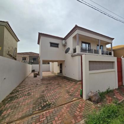 VENDO MORADIA T4 COM SUITES NO CONDOMÍNIO