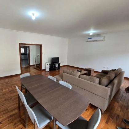 VENDO MORADIA T4 COM SUITES NO CONDOMÍNIO