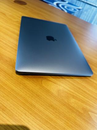 MacBook Air M1 2020 Retina Display  13.3 inch  Apple M1  8 GB RAM 256 GB SSD Space Gray  Preço: 47.500.00MT