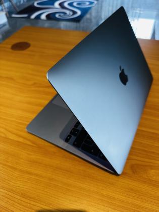 MacBook Air M1 2020 Retina Display  13.3 inch  Apple M1  8 GB RAM 256 GB SSD Space Gray  Preço: 47.500.00MT