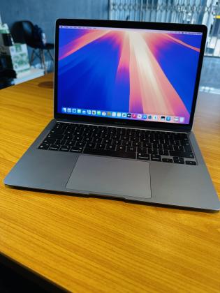 MacBook Air M1 2020 Retina Display  13.3 inch  Apple M1  8 GB RAM 256 GB SSD Space Gray  Preço: 47.500.00MT