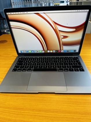 SEMI-NOVO MacBook Air 2019  Retina Display 13-Inch  1.6GHZ Intel core I5  8GB 2133MHZ 128  GB SSD  intel UHD Graphis 617 1536MB  Preço :45.000.00MT