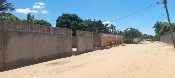 TRANSPASSE DE UMA EXCELENTE PROPRIEDADE  20X40 A 2 MINUTOS DA RUA DA IGREJA- MAHOTAS (ROMÃO)-842641512  》A propriedade esta localizado no bairro das M