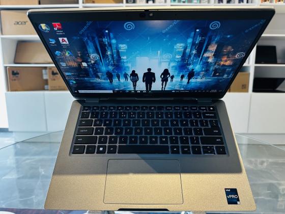 UltraBook Machine Dell Latitude 5330 Touchscreen and 12Th Generation  Intel core I5-1245U 12 CPUs ,16GB DDR5 SDRAM,512 GB Storage SSD , 13.3 Polegadas