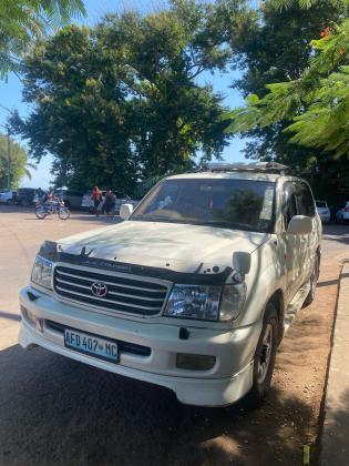 Toyota Land Cruiser VX V8 com Bodykit