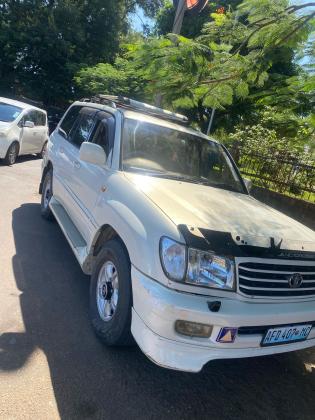 Toyota Land Cruiser VX V8 com Bodykit