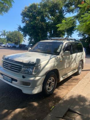Toyota Land Cruiser VX V8 com Bodykit