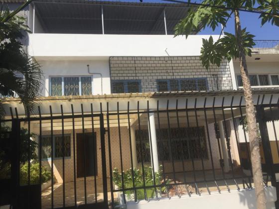 Arrenda-de moradia duplex T8 na Sommerschild próximo a clínica Sommerschild