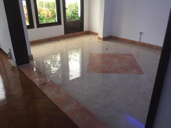 Arrenda-de moradia duplex T8 na Sommerschild próximo a clínica Sommerschild