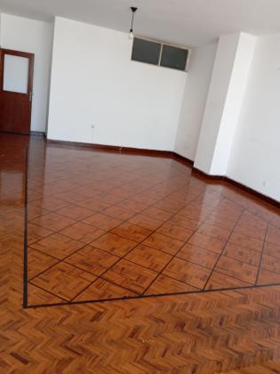 Vende-se apartamento T3 no bairro central Av. 24 de julho
