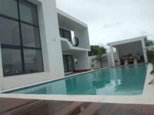 Vende-se e Arrenda-se Moradia, tipo4 no bairro da costa do sol Mapulene