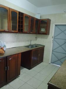 Arrenda-se Apartamento T4 2⁰ andar, 2wcs, moderna com estacionamento no alto maé