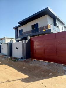 Vende-se esta bela Moradia, tipo4 no bairro da costa do sol Mapulene