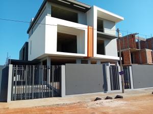 vende-se Moradias inacabadas, tipo3 cada bairro da costa do sol continuidade do triunfo 2