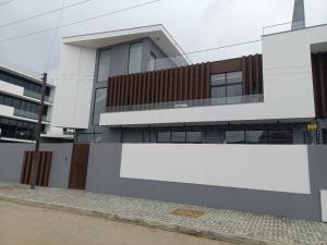Arrenda-se Luxuosa Moradia, tipo5 no bairro da costa do sol triunfo 2