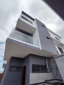 Arrenda-se Moradia Triplex, tipo4 no bairro da costa do sol Mapulene