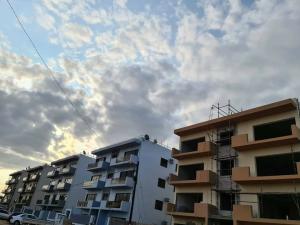 Arrenda-se apartamento, tipo3 no bairro da costa do sol continuidade do triunfo 2 condomínio Lua Ma