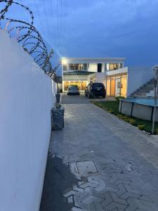 Vende-se luxuosa Moradia, tipo5 no bairro de Chiango