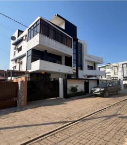 Arrenda-se vivenda Geminada, tipo3 no bairro da costa do sol continuidade do triunfo 2